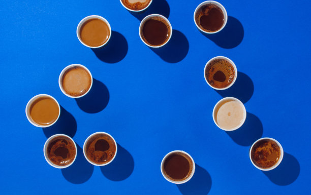 不同类型的咖啡杯，卡布奇诺和玛奇朵在蓝色的背景图片下载