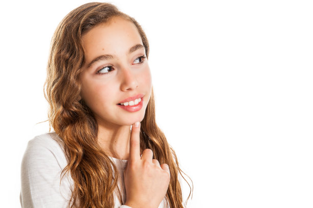 美丽的年轻女孩思考或有一个想法孤立在白色的背景图片下载