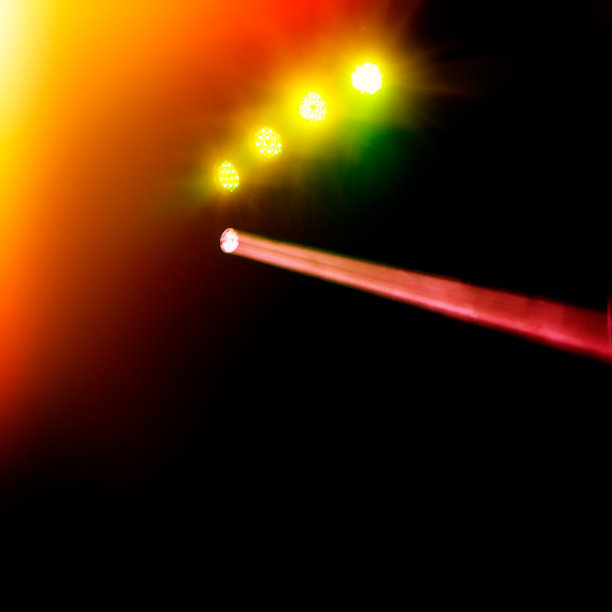 夜间音乐会和表演中的舞台灯光。图片下载