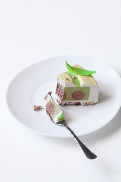 当代抹茶绿茶和巧克力慕斯蛋糕图片下载