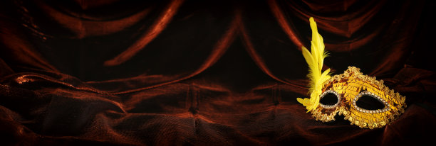 照片优雅和精致的金色威尼斯面具在黑暗的天鹅绒和丝绸背景。图片下载