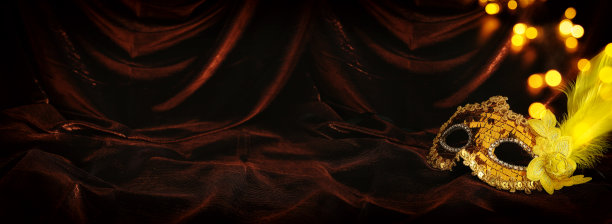 照片优雅和精致的金色威尼斯面具在黑暗的天鹅绒和丝绸背景。图片下载