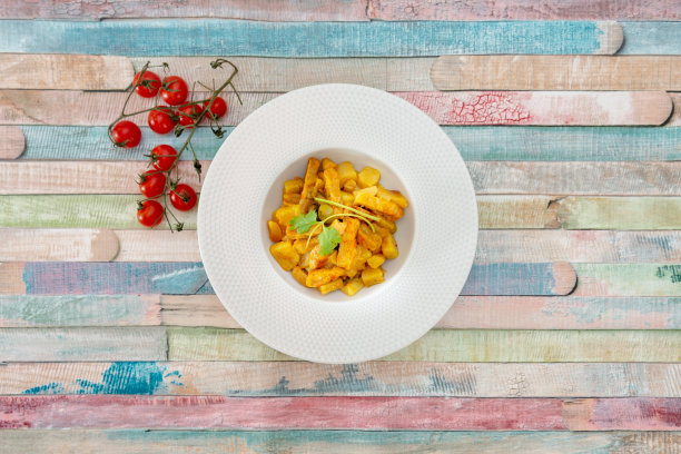 鸡柳配土豆和蘑菇图片下载