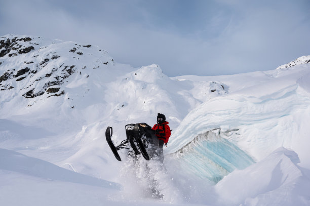 在山上开雪地摩托图片下载