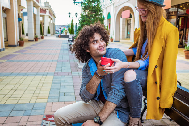 男朋友送礼物给女朋友图片下载