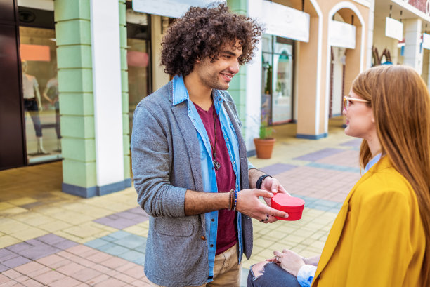 年轻男子给女友送礼物图片下载