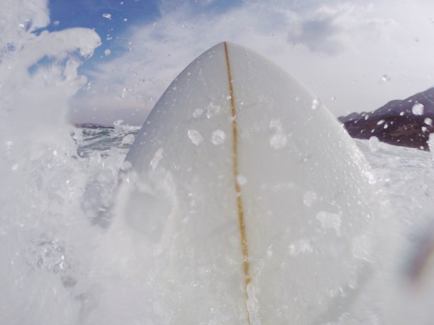 海浪冲击着冲浪板图片下载