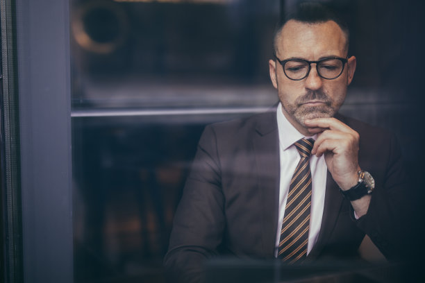 严重的高级商人图片下载