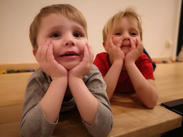 兄弟们在灯火通明的大厅里图片下载