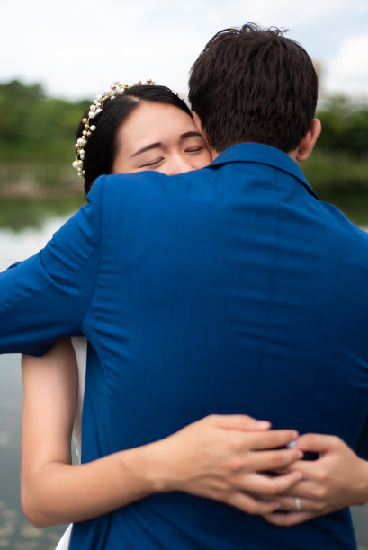 恩爱的情侣在公园里拥抱图片下载