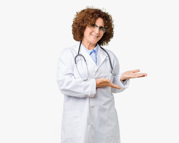 背景孤立的中年高级医生女士邀请进入自然的微笑和张开的手图片下载