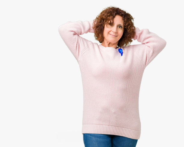 放松和伸展手臂和双手，放在头和脖子后面，开心地微笑图片下载