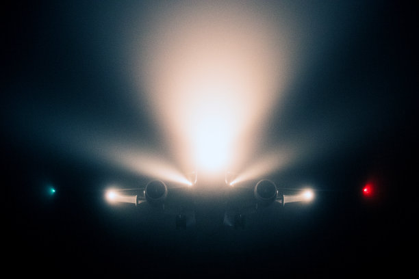 飞机在晨雾中接近图片下载