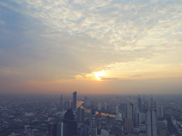 以城市抽象的色彩建筑为背景绘制水彩插画。图片下载