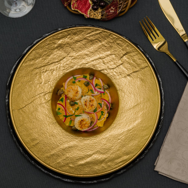 海鲜沙拉配扇贝和橙子。图片下载