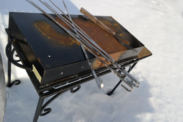 烧烤车放在雪地里图片下载