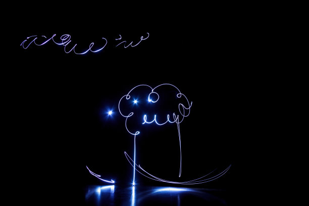 孩子们被光线在黑色背景上自由地描绘图片下载