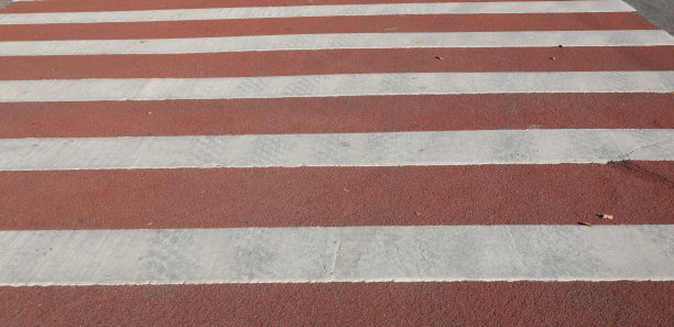 穿越道路图片下载