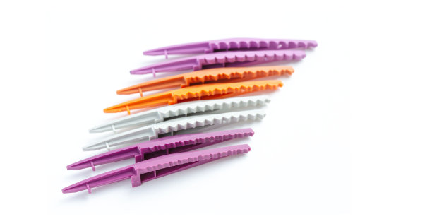 不同的波浪形针线刀喷嘴躺在白色的背景上。创造力，在家里和幼儿园和孩子们一起玩。图片下载