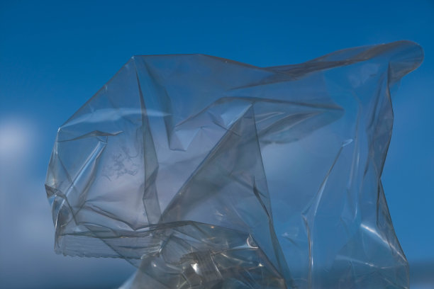 一个塑料包装在空中飞行图片下载