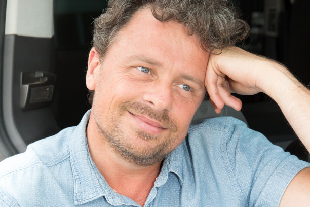 微笑的男人四十岁在户外的车图片下载