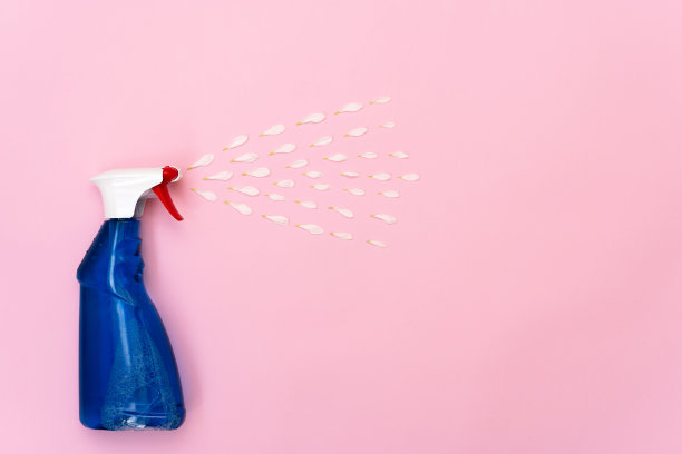 高角度俯视图照片瓶清洁剂喷雾窗户和玻璃与花瓣布局像滴孤立在柔和的粉红色背景图片下载