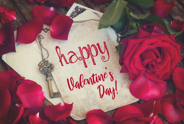 复古背景与玫瑰花瓣和钥匙图片下载