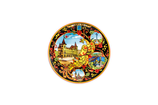 陶瓷纪念品的形式，在孤立的白色背景上美丽的彩画反映俄罗斯民族文化与俄语题词:萨拉托夫市的名字盘图片下载