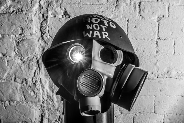 艺术图片的军事防毒面具在白色的砖墙与阴影与闪光铭文使照片不是战争在祖国保卫日图片下载