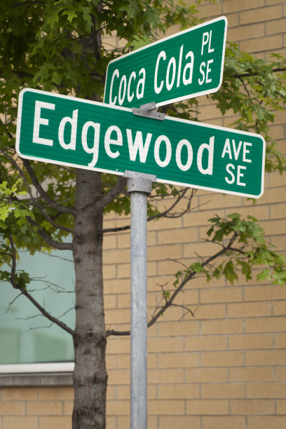 美国乔治亚州亚特兰大- 2015年7月27日:垂直拍摄的可口可乐Pl和埃奇伍德大街十字路口的指示牌图片下载
