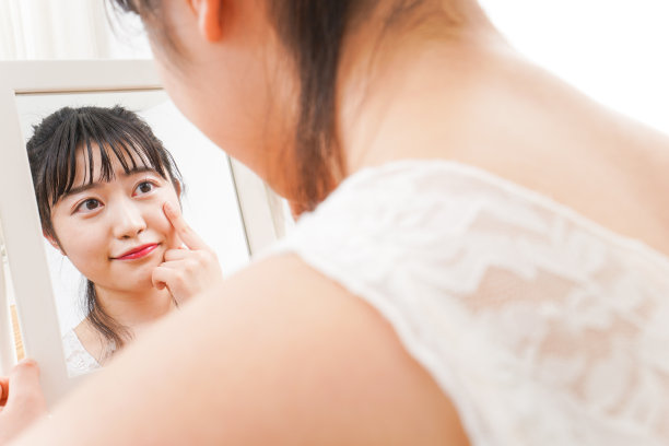 年轻女子在家里护肤图片下载