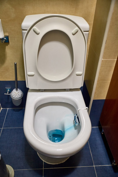 用自来水清洁厕所图片下载