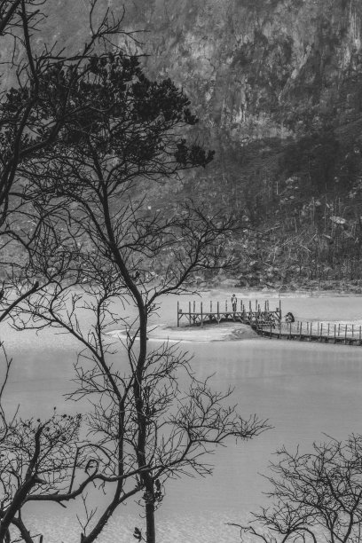 卡瓦普提硫磺火山口湖图片下载