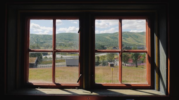 透过一扇古老的窗户看到挪威美丽的风景。夏季旅行的斯堪的纳维亚概念图片下载