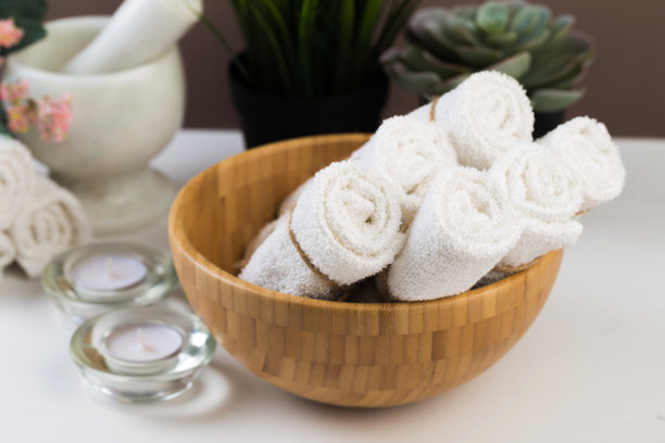 水疗静物与芳香蜡烛，花和毛巾。——图片图片下载