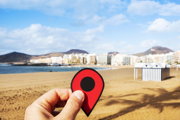 西班牙英格尔斯海滩上一个带红色记号笔的男人图片下载