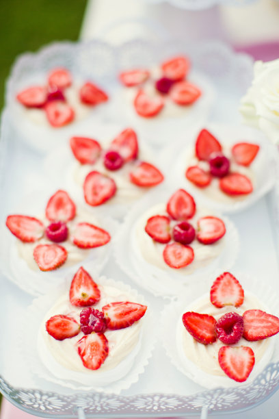 迷你巴芙洛娃蛋白酥饼配鲜奶油和新鲜浆果图片下载
