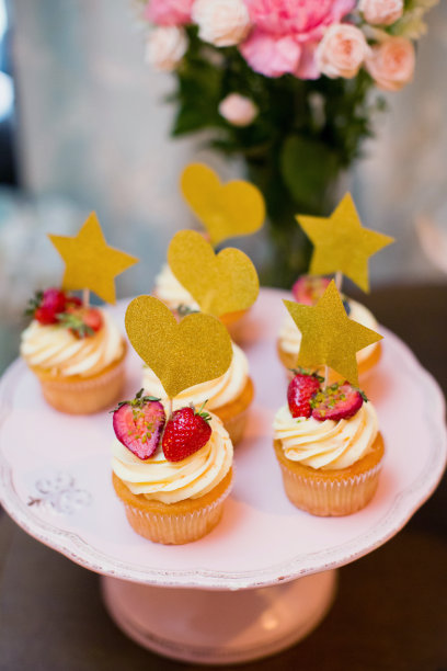 奶油草莓纸杯蛋糕图片下载