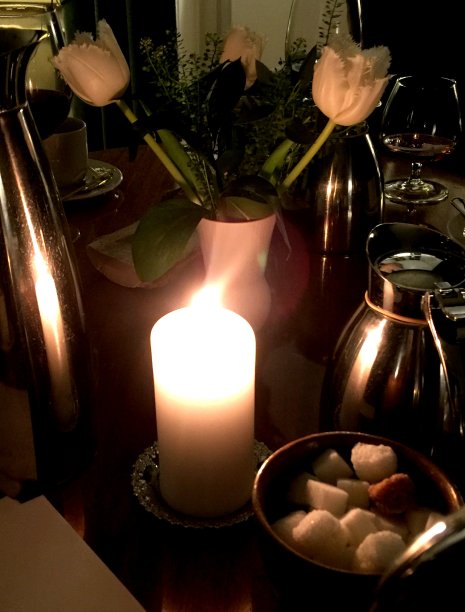 有烛光的咖啡桌图片下载