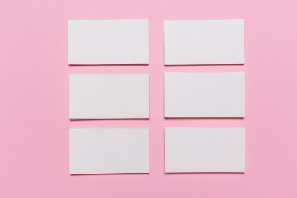 粉红色背景的空白白色名片。品牌识别模型。为图形设计师的作品集模板。前视图。图片下载
