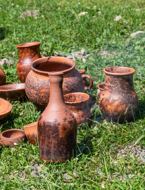 在俄罗斯阿尔泰的草地上烘焙工艺陶器图片下载