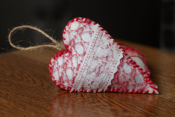 手工制作的毛毡心。情人节。木制背景上的心图片下载