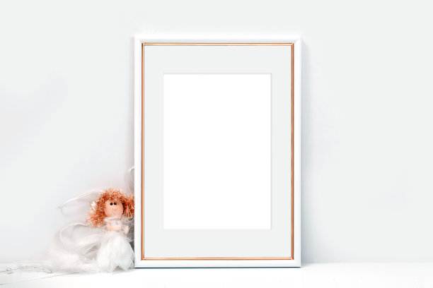 A4白色和玫瑰金苗圃垂直框架模型图片下载