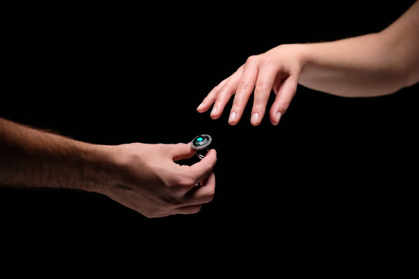 男人给女人一枚订婚戒指图片下载