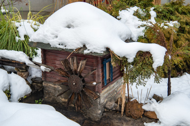 山上的房子和磨坊被雪覆盖的模型图片下载