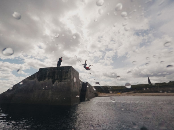 一群朋友潜入大海图片下载