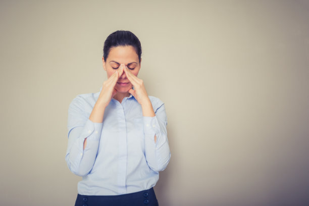 在她靠亮墙的办公室里图片下载