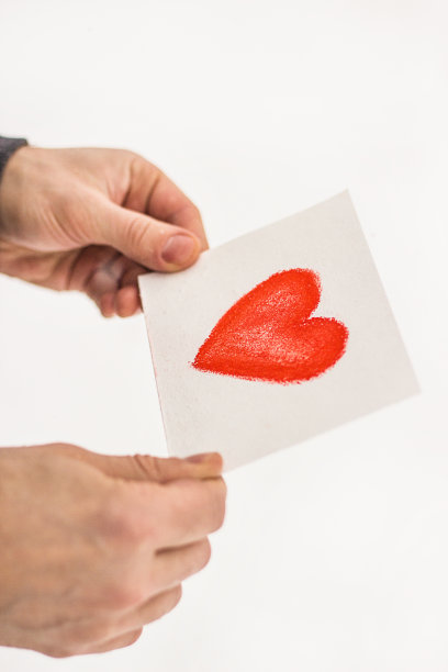 白色贺卡，手里画着红色的心，情人节的爱情宣言图片下载