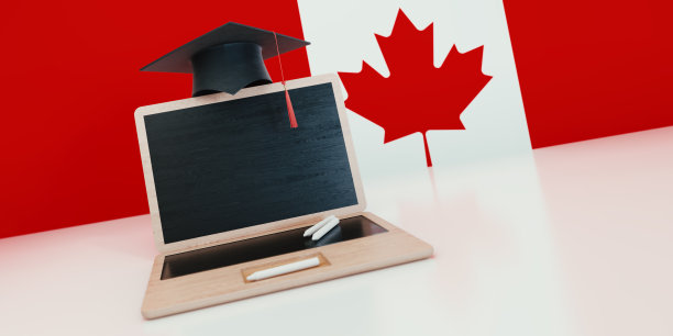 木制的笔记本电脑和一个在加拿大国旗前的学位帽图片下载