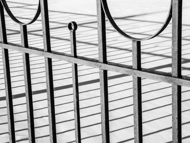 金属栅栏挡着白雪图片下载